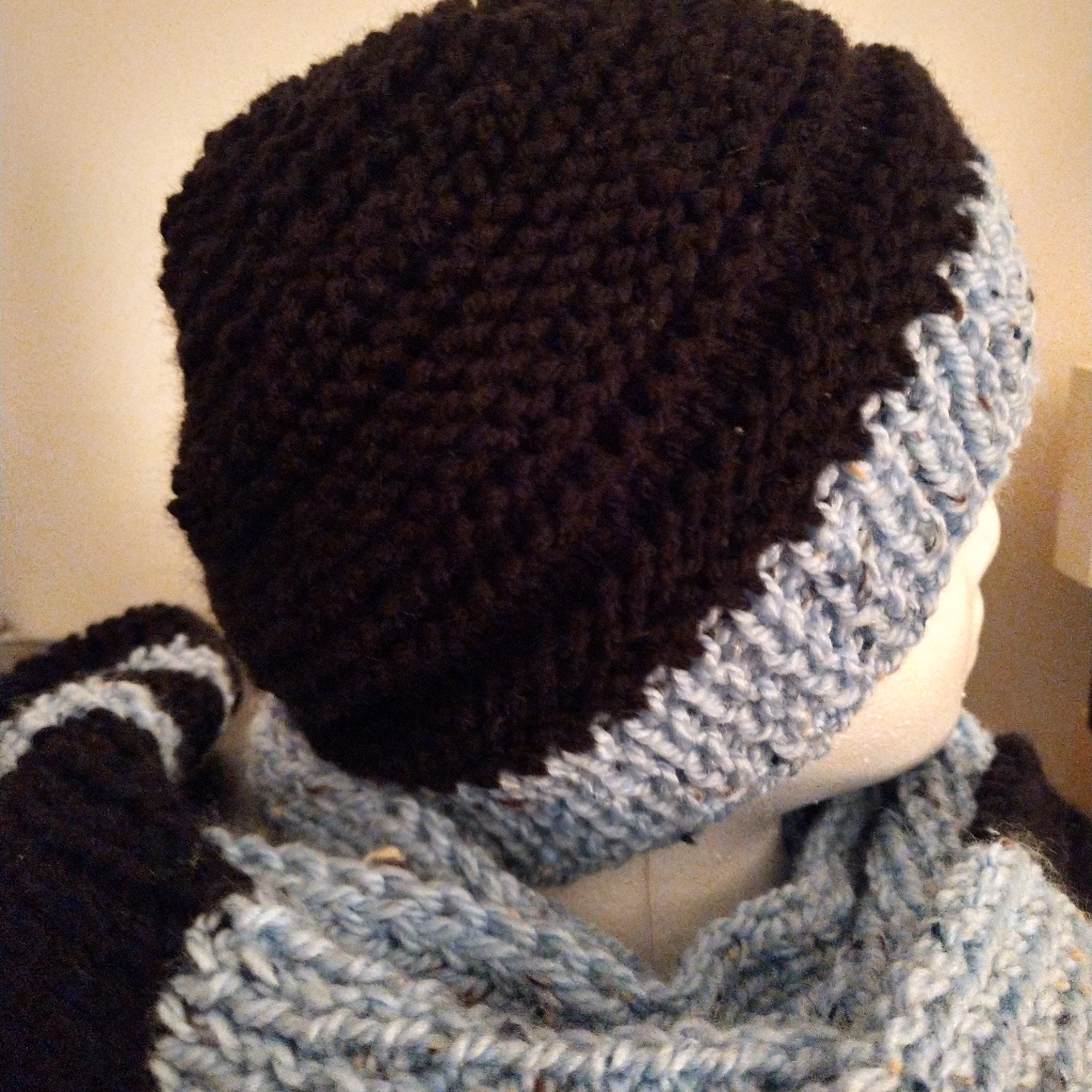 Scarf & Hat Set Black & Light Blue